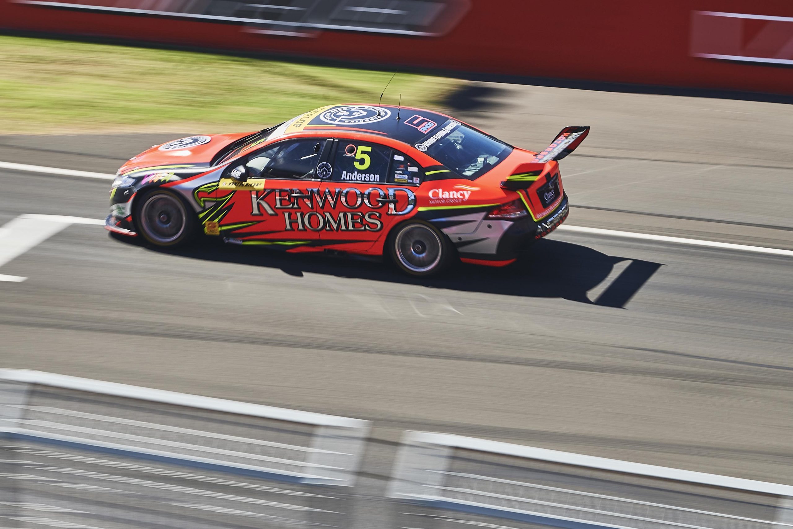 Anderson snares last-lap Bathurst win as McCorkindale takes Round 1